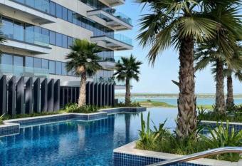 Mayan Yas Island has rooms with a private hot tub