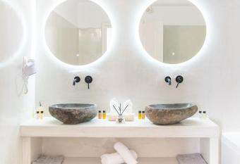 CSKY VILLAS has rooms with a private hot tub