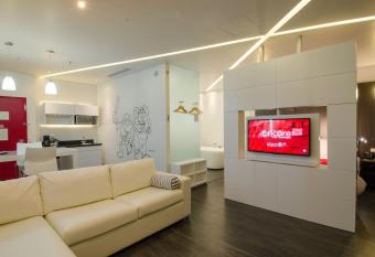 Ramada Encore by Wyndham Queretaro has rooms with a private hot tub