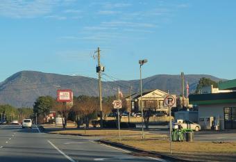 Cozy Cottage with Full View of the Mountains! has rooms with a private hot tub