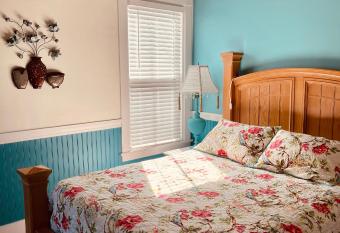 Inn at Grasshopper Lane, Studio 1 has rooms with a private hot tub