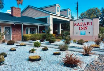 Safari Inn - Chico allows 18 year olds to book a room