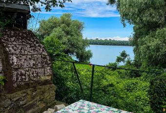 Varljivo leto has Smoking rooms