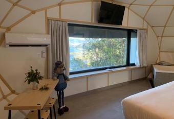 GLAMPING DO MAR has rooms with a private hot tub