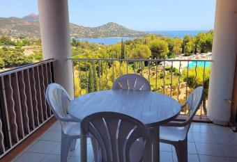 Cap Esterel au calme sans vis    vis vue mer prox plage minimum de 3 nuit  es allows 18 year olds to book a room