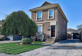 Toronto and Niagara Falls 1 Hr Drive has Balcony rooms