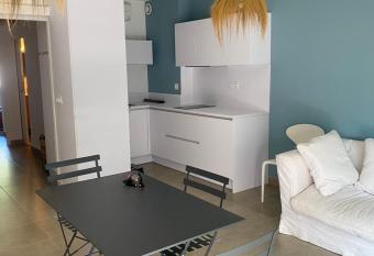 F2 cosy carnon allows 18 year olds to book a room