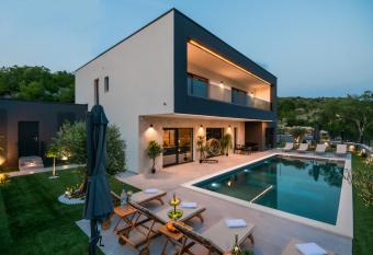 Luxury Villa Hedonica has Balcony rooms