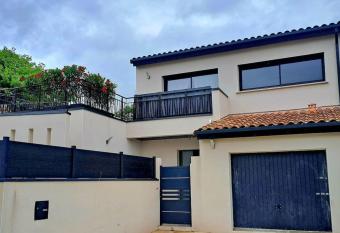 VILLA AU COEUR DE L HERAULT AVEC PISCINE ET SAUNA has Balcony rooms