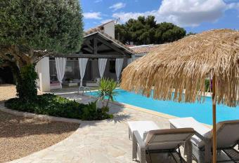 La Maison Fran  aise allows 18 year olds to book a room