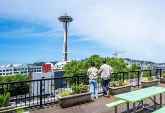 1BR Condo, Air Conditioning, FREE Parking, Rooftop View has Balcony rooms