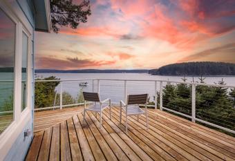 The Cliffside Poustinia has Balcony rooms