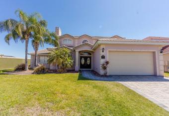 Executive Disney 5 Bed, 7 Bath Pool/Hot Tub Villas with Games Room! has rooms with a private hot tub