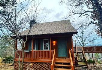 Eagle Crest cabin, White river view with hottub has rooms with a private hot tub