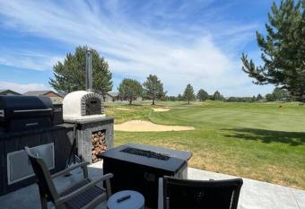 Moses Lake Golf Retreat @ Resorts At Moses Pointe has rooms with a private hot tub