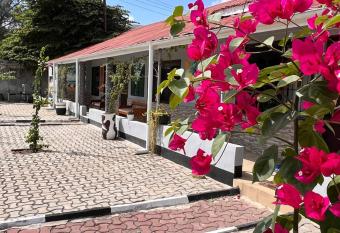 Gorgeous 2 bedroom guest house with free Parking has Balcony rooms