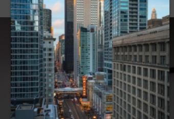 Chicago Cozy Pineapple Vacation has rooms with a private hot tub