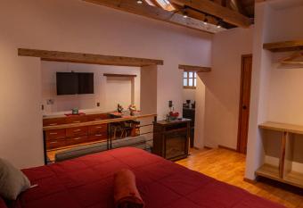 Casa Don Pedro Faro has rooms with a private hot tub