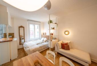 Beautiful central apartment steps from lake and water jet allows 18 year olds to book a room