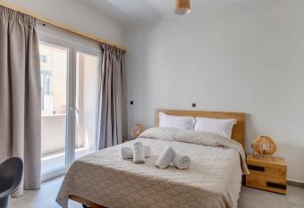 Aegean Glory Suites has rooms with a private hot tub