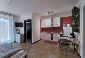 Monolocale con giardino e posto auto - Milano/Rho Fiera/Osp. Galeazzi allows 18 year olds to book a room