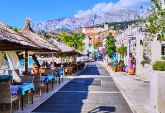 APARTMENT allows 18 year olds to book a room