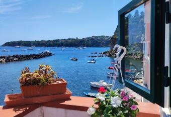 La casa di Nonna Rosa has Balcony rooms