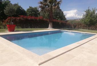 Villa Les palmiers allows 18 year olds to book a room