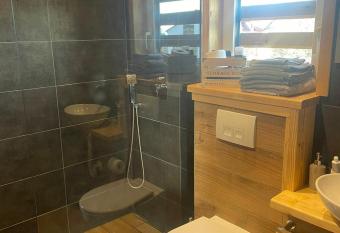 Rezort  k Gerlachov CHATA 1 has rooms with a private hot tub