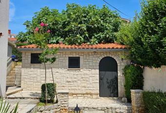 Sunbreeze Rooms has Balcony rooms