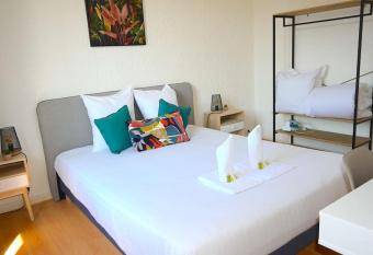 Scandinave-1mn Aeroport BOURGET/Appt/4 voyageurs/2 lits allows 18 year olds to book a room