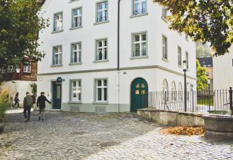 HOTEL BLAUE ROSE -digital check in- allows 18 year olds to book a room