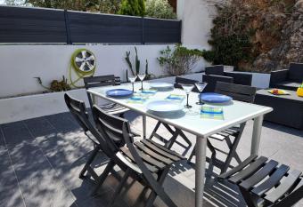 Casa Vilanera has Balcony rooms