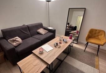 Lovely Apartment in Paris ( LEVALLOIS-PERRET) Metro 3 has Balcony rooms