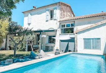 Maison de ville atypique avec piscine has Balcony rooms