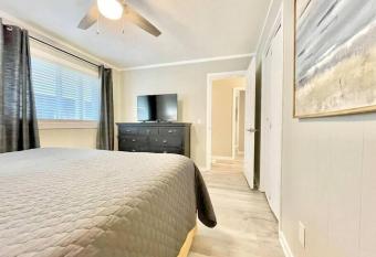 Beechtop Hideaway-pool-h,tub-sauna-arcade-2ndfloor has rooms with a private hot tub