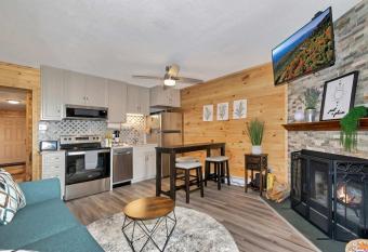 3331 Geckler has rooms with a private hot tub