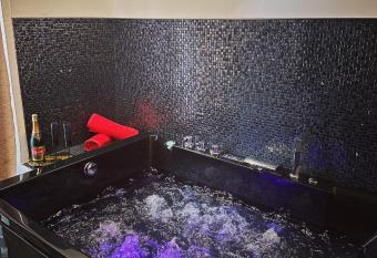 Suite de prestige avec spa & cin  ma allows 18 year olds to book a room