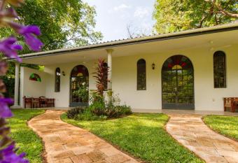 The Courtney Lodge has Balcony rooms