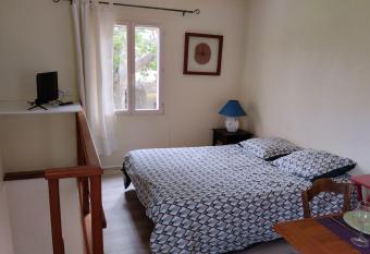 Studio calme dans les vignes allows 18 year olds to book a room