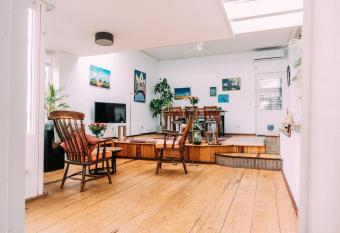 Huis aan de Haven has Balcony rooms