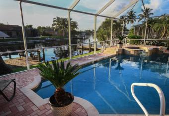 Villa Magnolia has rooms with a private hot tub