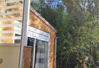 Maison proche rivi  re has Balcony rooms