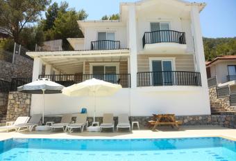 Villa Sarisli 1 has Balcony rooms