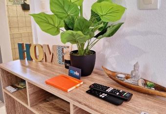 Couleurs cara  bes T1 2P 10 min de la plage has Balcony rooms