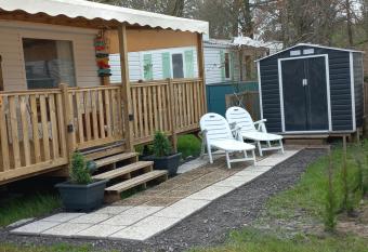 MOBIL HOME climatis   2ch 5 pers Camping 4   toiles Lac Mimizan Piscine chauff  e has rooms with a private hot tub
