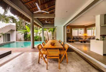 Bougain Villa - Luxurious Jungle Villa has rooms with a private hot tub