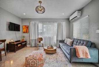 Modern Escape Close to beach allows 18 year olds to book a room