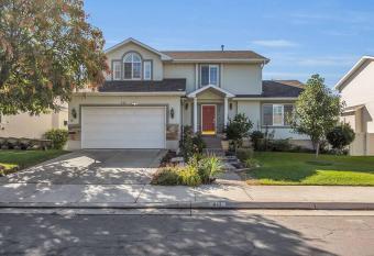 Beautiful house, Convenient location allows 18 year olds to book a room