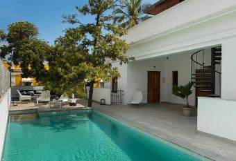 La Villa has Balcony rooms